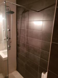 um chuveiro com uma porta de vidro na casa de banho em Les terrasses de Sylvabelle em La Croix-Valmer