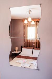 lustrzane odbicie sypialni z łóżkiem w obiekcie Villa DK w Prewezie