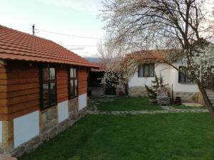 una casa con un patio al lado de un edificio en Etno kuca Nikolov, en Dimitrovgrad