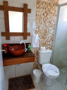 y baño con lavabo, aseo y bol. en Pousada Alegria do Cowboy, en Penha