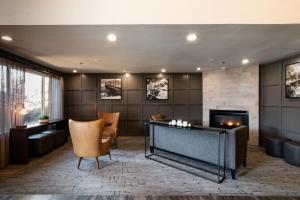 a living room filled with furniture and a fireplace at Oxford Suites Chico in Chico