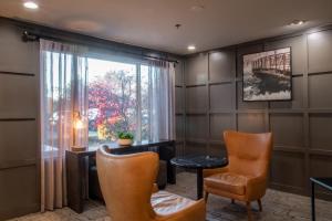 a living room filled with furniture and a window at Oxford Suites Chico in Chico