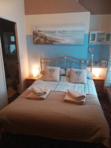 ein Schlafzimmer mit einem Bett, auf dem zwei Handtücher liegen in der Unterkunft Schofield Guest House in Bridlington