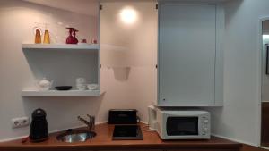 Cosy Studio Azores Beachにあるキッチンまたは簡易キッチン