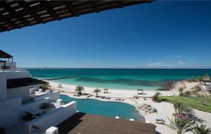 uma vista para a praia a partir da varanda de um resort em Playa de La Paz em La Paz