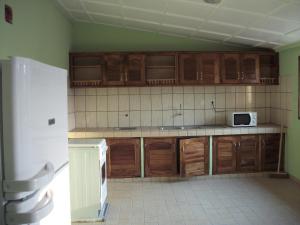 Kitchen o kitchenette sa Residence Japoma