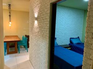 - Vistas a una habitación con cama y mesa en Apartamento com vista para o mar, piscina , deck , playground e estacionamento ., en Taíba