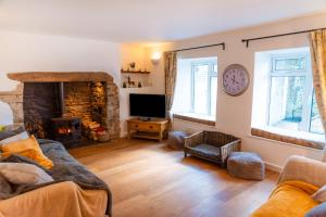 ein Wohnzimmer mit Couch und Kamin in der Unterkunft Finest Retreats - Court Cottage in East Buckland