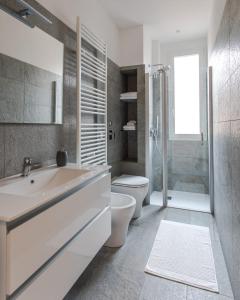 een badkamer met een wastafel, een toilet en een douche bij Al 32 Apartment in Milaan