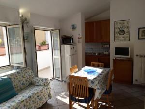 ein Wohnzimmer mit Tisch und Couch in der Unterkunft In Vacanza a Gaeta - MariStella in Gaeta