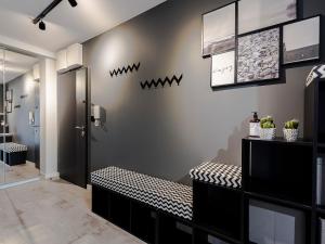 a bathroom with a black and white bench in a room at VacationClub – Unieście-Szafirowa Mierzeja 9 in Mielno