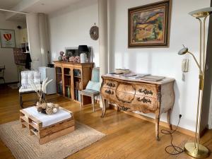 a living room with a wooden desk in a room at Tiny house au cœur de Bayeux in Bayeux