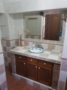 een badkamer met een wastafel en een spiegel bij Casa cecilio in Nerja