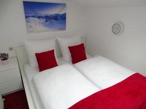 Łóżko lub łóżka w pokoju w obiekcie Appartementhaus Kaltenbach-Stumm by PiaundDirk