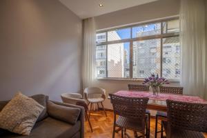 a living room with a table and a couch at Apartamento 3 quartos Ipanema in Rio de Janeiro