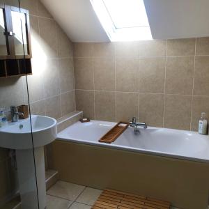 un bagno con vasca e lavandino di The View a Grange Over Sands Altre 3 foto