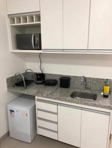 Η κουζίνα ή μικρή κουζίνα στο Flat novíssimo e completo Granja Viana