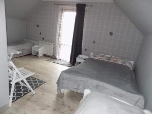 Łóżko lub łóżka w pokoju w obiekcie U Halinki