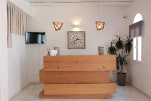 ナウサにあるParian Lithos Residenceの白い部屋
