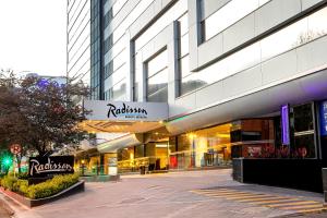 una tienda frente a un edificio en una ciudad en Radisson Bogota Metrotel, en Bogotá