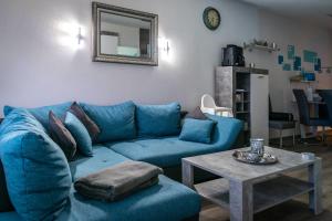 sala de estar con sofá azul y mesa en Hahnenklee Ferienpark 7-511 en Goslar