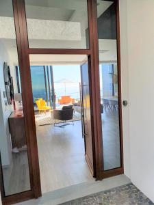 eine Glastür, die in ein Wohnzimmer führt in der Unterkunft Villa Brava Atlântico in Ribeira Brava