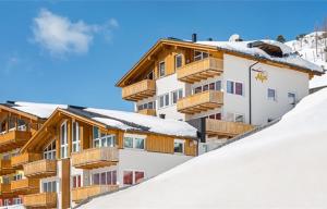 ein schneebedecktes Gebäude mit Holzbalkonen auf einem Berg in der Unterkunft Fewo-Obertauern-Steinadler in Obertauern