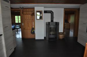 uma cozinha com fogão no meio de uma sala em Ruhe pur em Aeschi bei Spiez