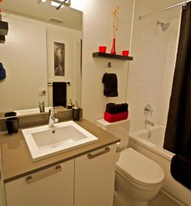 een badkamer met een wastafel, een toilet en een bad bij Urban Den in Victoria