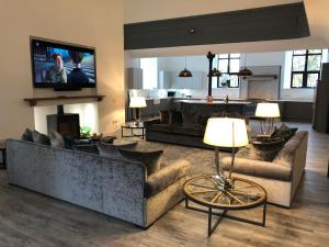 Posezení v ubytování East Church House, Unique 9 bedroom Church, Historic Market Town.