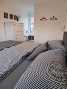 1 Schlafzimmer mit 2 Einzelbetten und einer Kommode in der Unterkunft Ferienwohnung Scharnhorst in Teningen