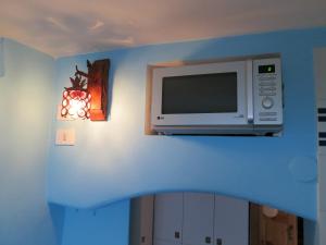 a microwave sitting on top of a wall at Voce del Mare in Riomaggiore