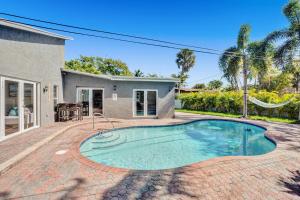 una casa con piscina frente a una casa en Pompano Beach House, en Pompano Beach