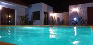 una gran piscina en una casa por la noche en Casa Hilario, en Los Caños de Meca