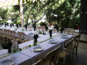 A restaurant or other place to eat at Weinhotel Kirchenwirt