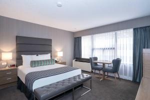 Säng eller sängar i ett rum på Sandman Signature Calgary Downtown Hotel