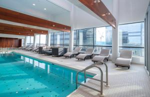 Bazén v ubytování Sandman Signature Edmonton Downtown Hotel nebo v jeho okolí