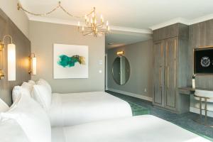 The Sutton Place Hotel Halifax客房内的一张或多张床位