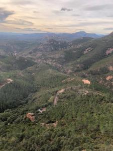 una vista aerea di una valle con alberi e montagne di Roches d’azur a Saint-Raphaël