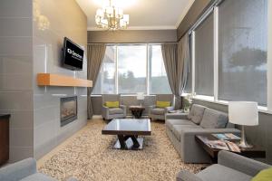 TV a/nebo společenská místnost v ubytování Sandman Hotel & Suites Williams Lake