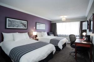 Un pat sau paturi într-o cameră la Sandman Hotel & Suites Williams Lake