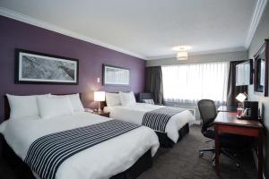 Postel nebo postele na pokoji v ubytování Sandman Hotel & Suites Williams Lake