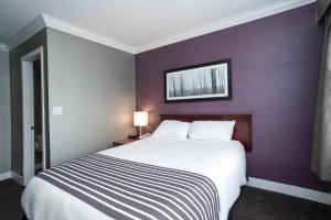 Postel nebo postele na pokoji v ubytování Sandman Hotel & Suites Williams Lake
