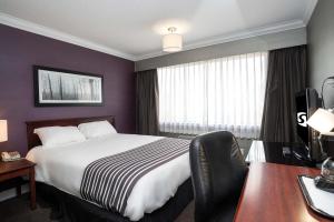 Postel nebo postele na pokoji v ubytování Sandman Hotel & Suites Williams Lake