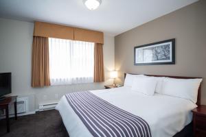 Postel nebo postele na pokoji v ubytování Sandman Hotel & Suites Williams Lake
