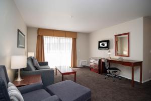 TV a/nebo společenská místnost v ubytování Sandman Hotel & Suites Williams Lake