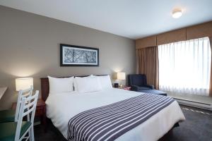 Postel nebo postele na pokoji v ubytování Sandman Hotel & Suites Williams Lake