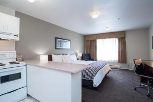 Kuchyň nebo kuchyňský kout v ubytování Sandman Hotel & Suites Williams Lake