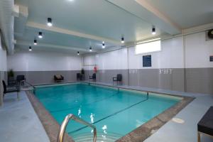Bazén v ubytování Sandman Hotel & Suites Williams Lake nebo v jeho okolí