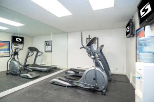 Fitness centrum a/nebo fitness zařízení v ubytování Sandman Hotel & Suites Williams Lake